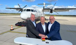 Symbolischer Auftakt: Aufsichtsratsvorsitzender, Landrat Christoph Rüther (Mitte) und Geschäftsführer Roland Hüser (rechts) haben zusammen mit Konsortialführer Stefan Schröder den Startschuss zur Testphase im Projekt AEM-Speedport.